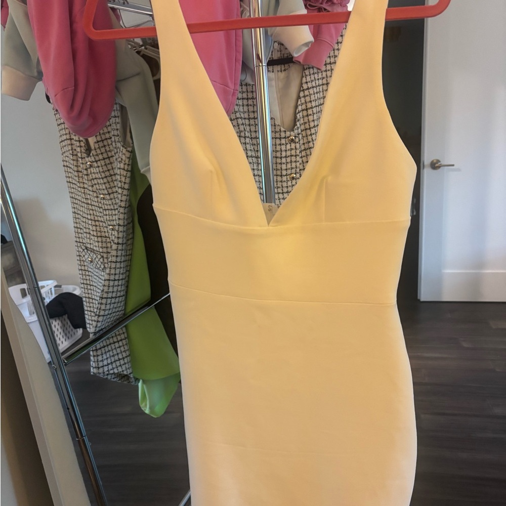 White/cream V-Neck Sleeveless Sheath Dress